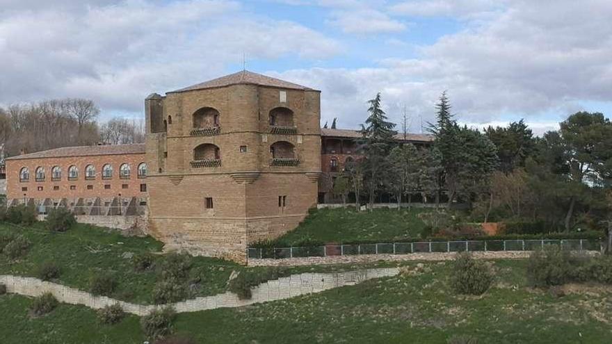 Vista de la torre del Parador de Turismo Fernando II, uno de los cuatro BIC benaventanos.