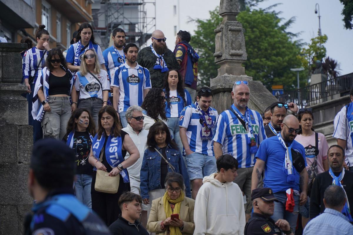 Miles de personas celebraron el ascenso con el Deportivo en la plaza de María Pita de A Coruña