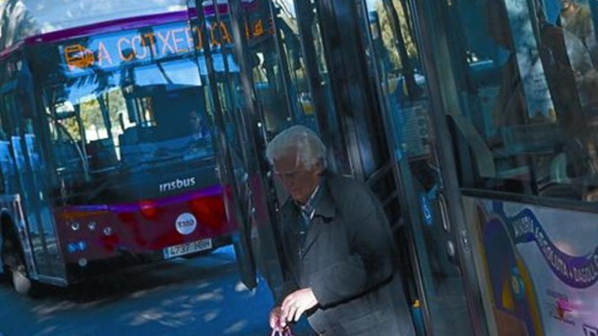 Un autobús de TMB se dirige a la cochera al comenzar las dos horas de paro de la mañana de ayer.