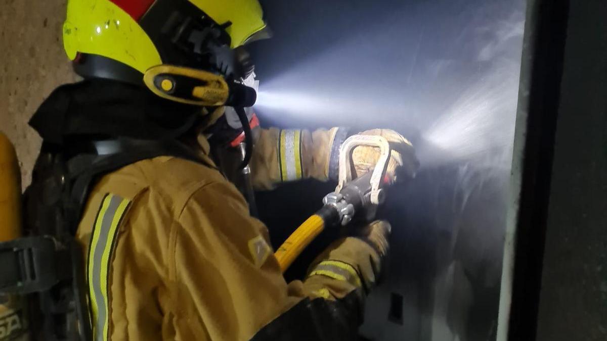 Un cruento incendio en una vivienda acaba con la vida de un hombre en Sax