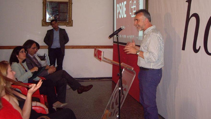 Ángel Víctor Torres, en la presentación del candidato del PSOE en Agaete.