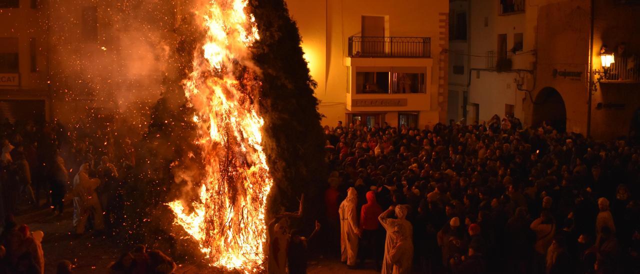 Imagen de archivo de la &#039;santantonà&#039; de Forcall, municipio que abrirá, del 14 al 16 de enero, el ciclo de Sant Antoni 2022 en Castellón.