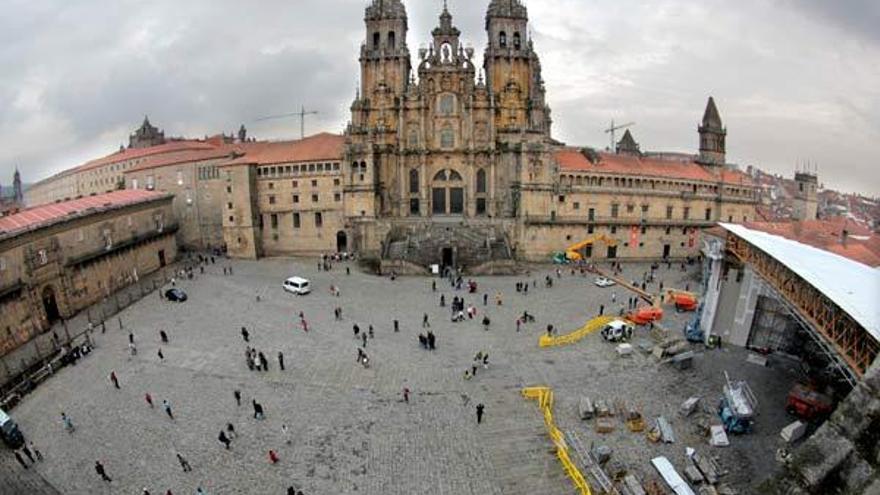 Vista de la plaza del Obradoiro, tomada el pasado 22 de octubre, con el montaje del altar (d) donde el Papa Benedicto XVI oficiará una multitudinaria misa el próximo día 6. // EFE