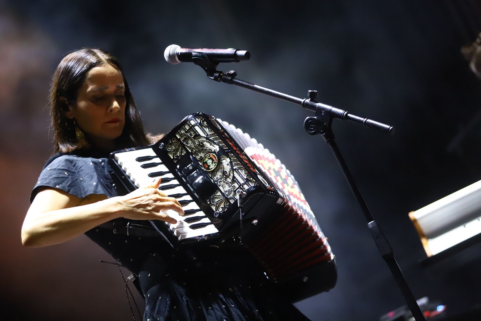 Julieta Venegas y Valeria Castro cantan en el teatro de la Axerquía