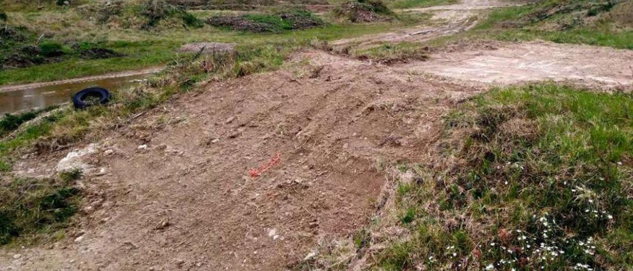 Los primeros trabajos han servido para rehacer los saltos del circuito. // Bernabé/Luismy