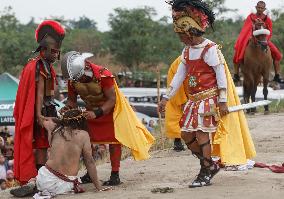 Las mejores imágenes de la pasión de Cristo recreada en Filipinas.