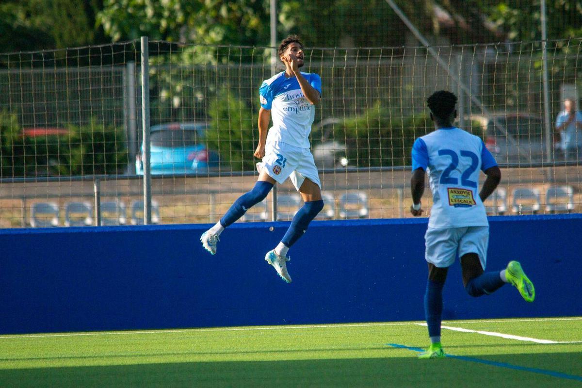Youssef Zayzoun celebra un dels onze gols que ha fet amb l'Escala