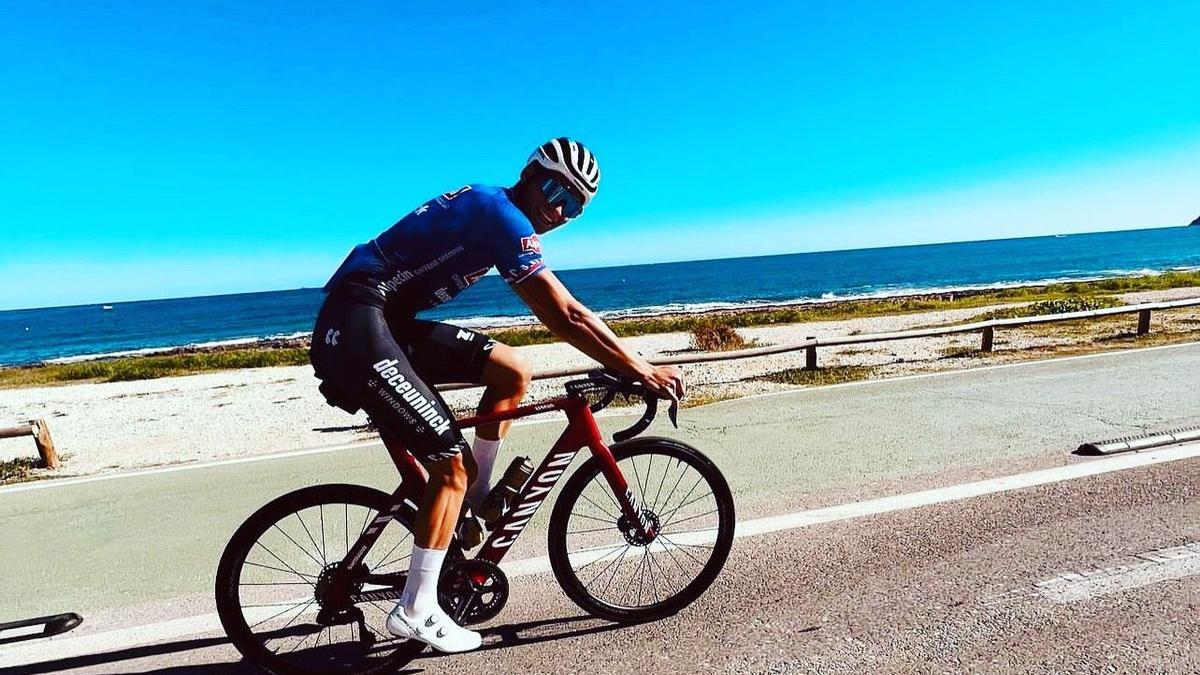 Mathieu van der Poel pedalea sonriente por la carretera del Primer Muntanyar de Xàbia