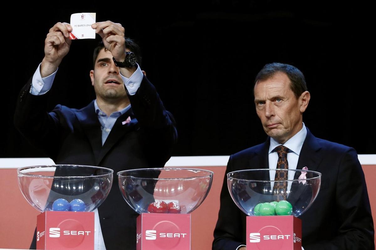 GRAF9955 LAS ROZAS C A DE MADRID 19 10 2018 - El director de Relaciones Internacionales del Real Madrid Emilio Butragueno d y el presentador de la RFEF Saul Ramos i durante el sorteo de los dieciseisavos de final de la Copa del Rey celebrado hoy en la Ciudad del Futbol de Las Rozas EFE Mariscal GRAF9955 LAS ROZAS C A DE MADRID 19 10 2018 - El director de Relaciones Internacionales del Real Madrid Emilio Butragueno d y el presentador de la RFEF Saul Ramos i durante el sorteo de los dieciseisavos de final de la Copa del Rey celebrado hoy en la Ciudad del Futbol de Las Rozas EFE Mariscal