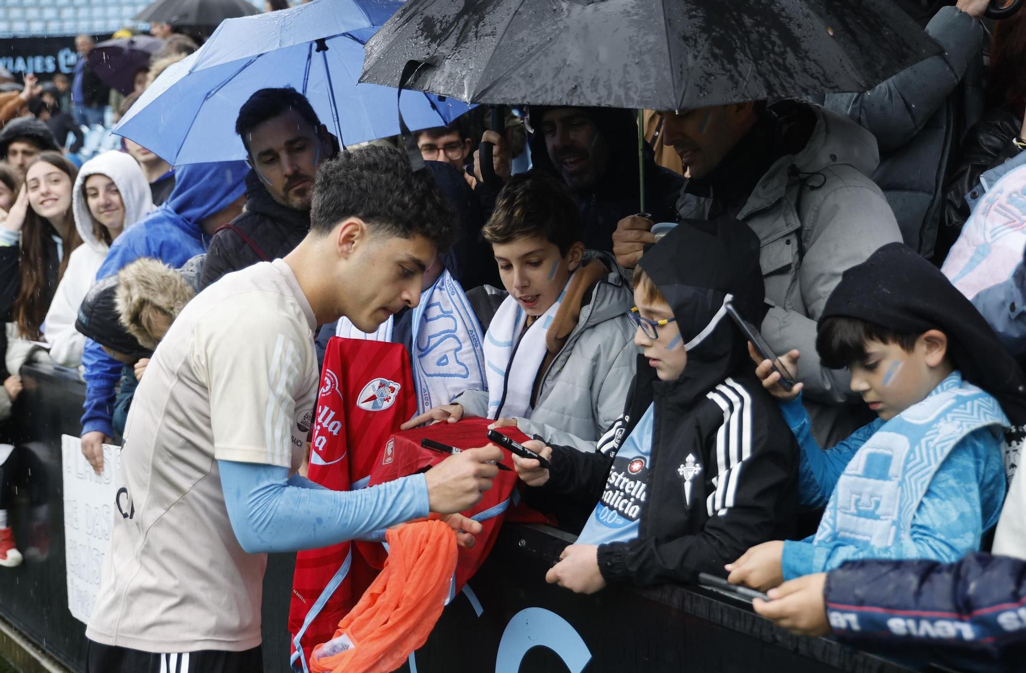 Cientos de aficionados disfrutan del entrenamiento del Celta en Balaídos