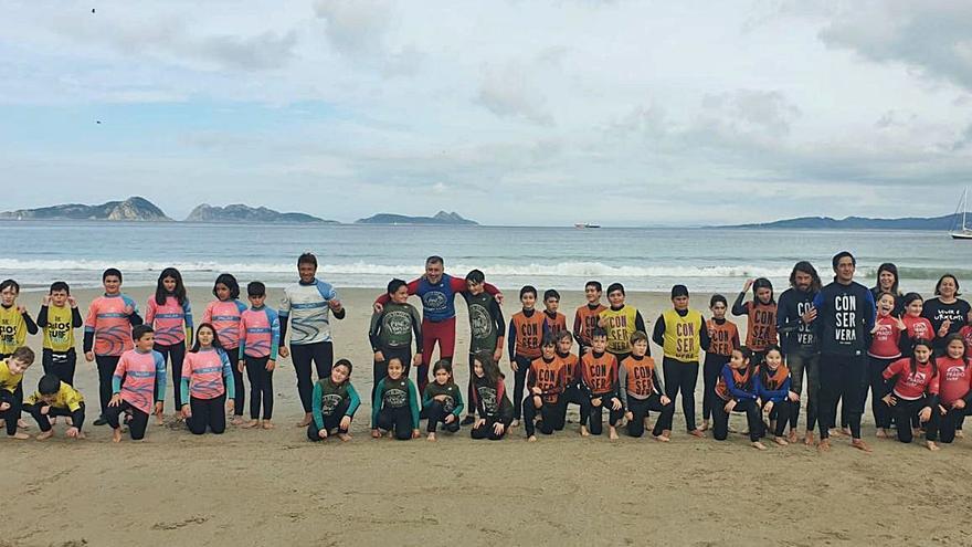 Uno de los grupos participantes en el programa de bautismo de surf en Nigrán.   | // D.P.