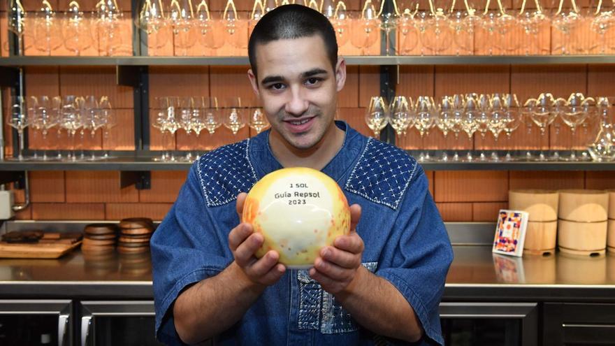 El chef Adrián Figueroa posa en su restaurante Omakase.