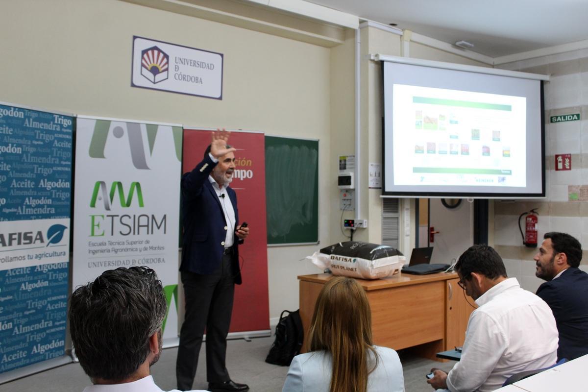 Uno de los ponentes de la Jornadas de Empleabilidad e Innovación de ETSIAM se dirige a los alumnos