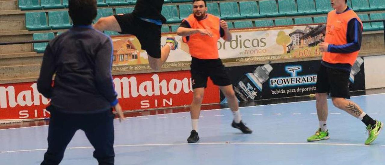 Adrián lanza a puerta ante la mirada de Moisés y Eloy en el entrenamiento de ayer. // Gonzalo Núñez