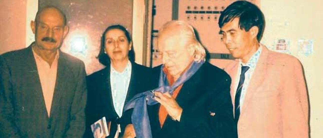 Guojian Chen en 1988, con José Hierro y Rafael Alberti.