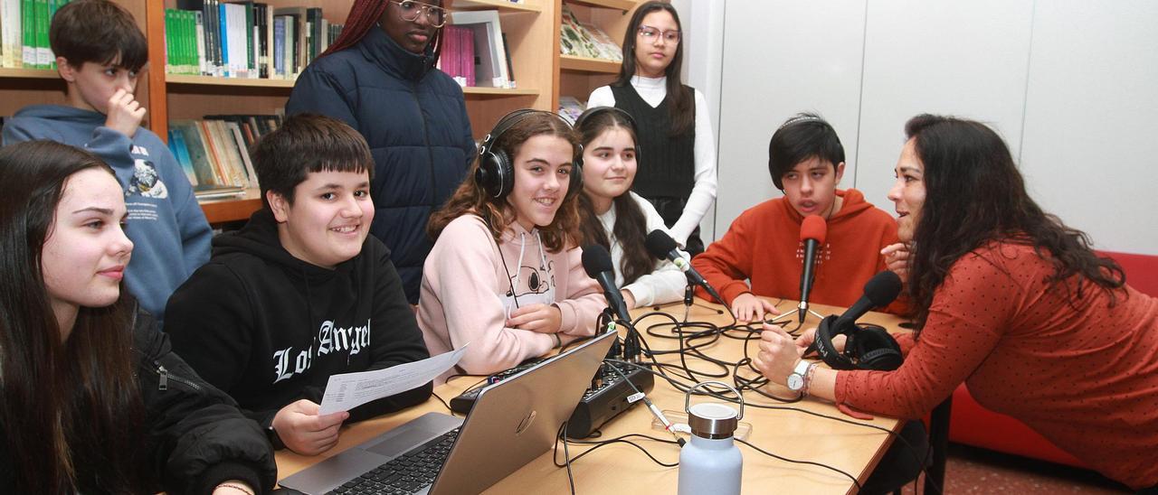 Uno de los grupos de escolares del IES O Couto, durante la grabación del podcast.
