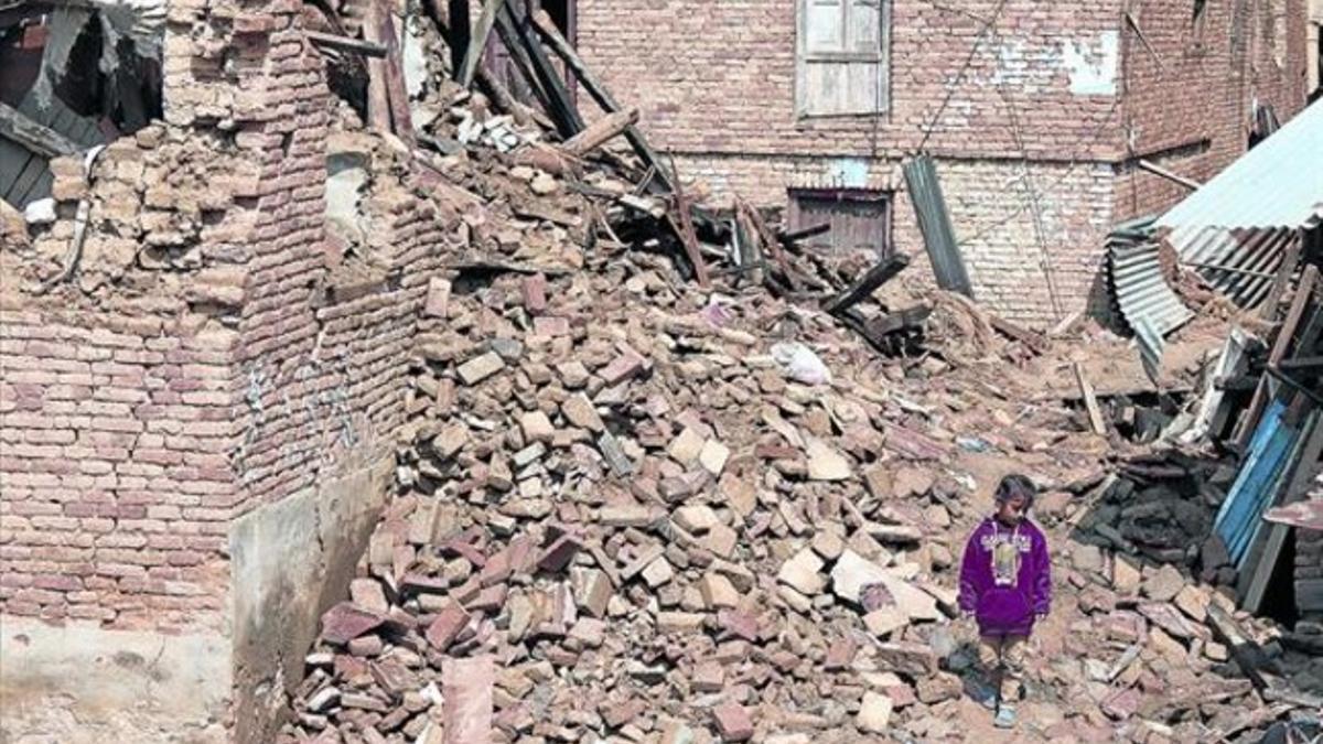 EN EL DOLOR NEPALÍ. Un niño recorre las ruinas de edificios destruidos.