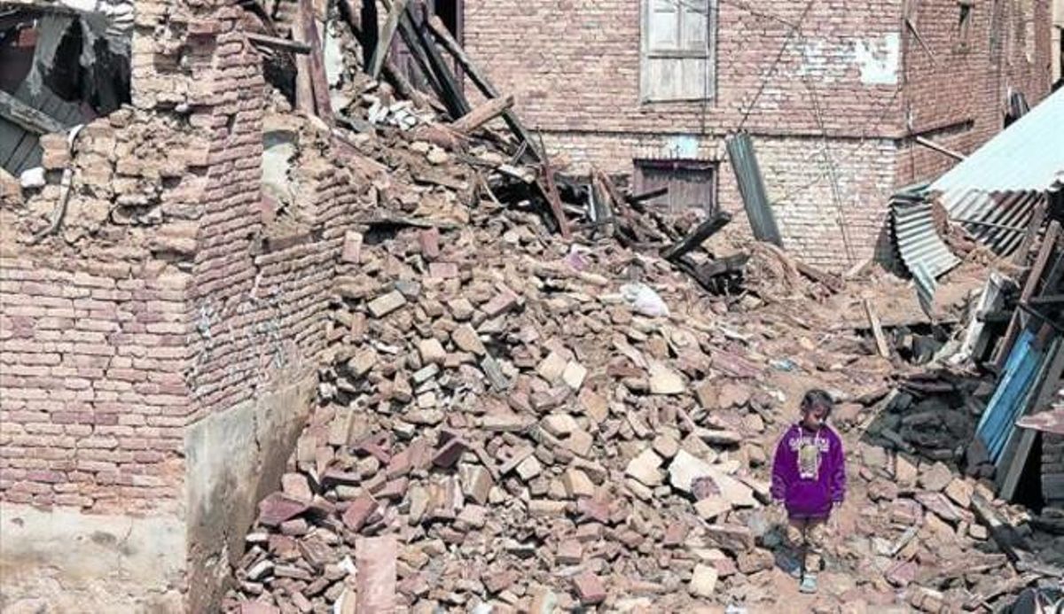 DOLOR NEPALÈS.Un nen recorre les ruïnes d’edificis destruïts pel sisme. DOLOR NEPALÈS.Un nen recorre les ruïnes d’edificis destruïts pel sisme.