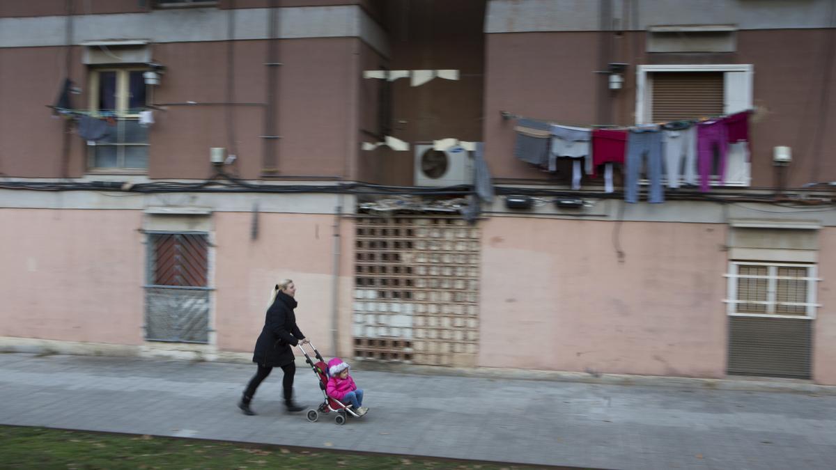 Una mujer y una niña en el barrio del Besòs i el Maresme, en Barcelona.