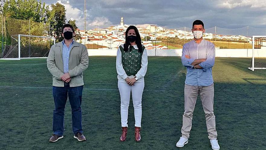 Antonio Nebro, Silvia Mellado y Gabriel Montero, en el campo de fútbol.