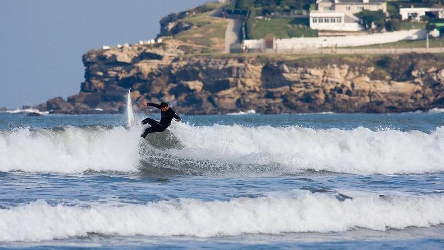 El club Skool domina con autoridad el Campeonato de Asturias de surf