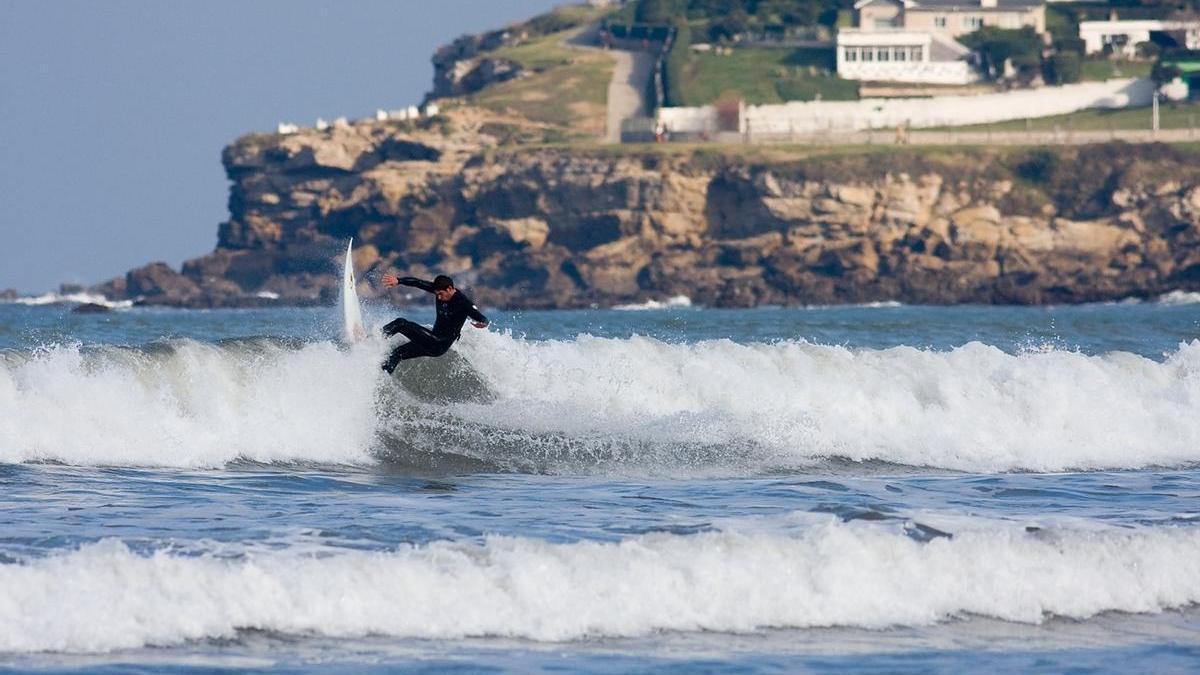 Un participante en un campeonato de Asturias de Surf