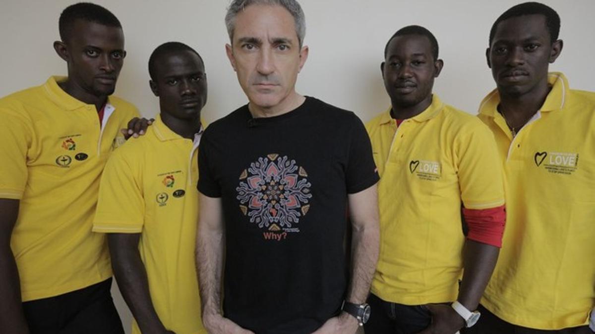 Jon Sistiaga posa con la camiseta de apoyo a los gais de Uganda.