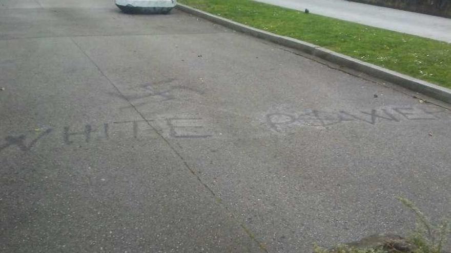 Pintada racista en una calle del barrio del Polígono de Pumarín.