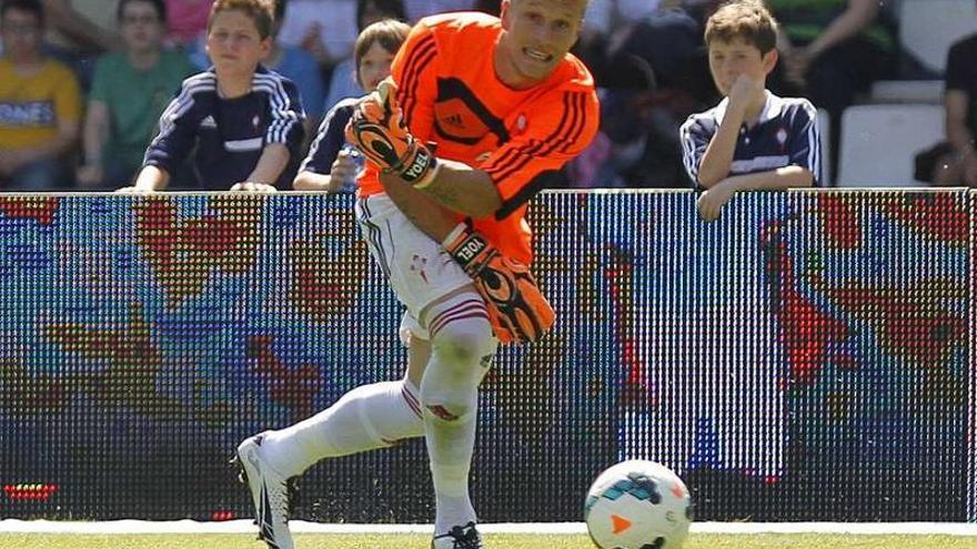 Yoel Rodríguez saca de portería durante un partido de la pasada temporada en Balaídos.