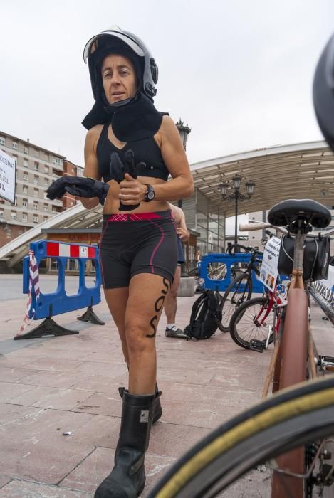 Los bomberos protestan en bicicleta y ropa interior por las calles de Oviedo