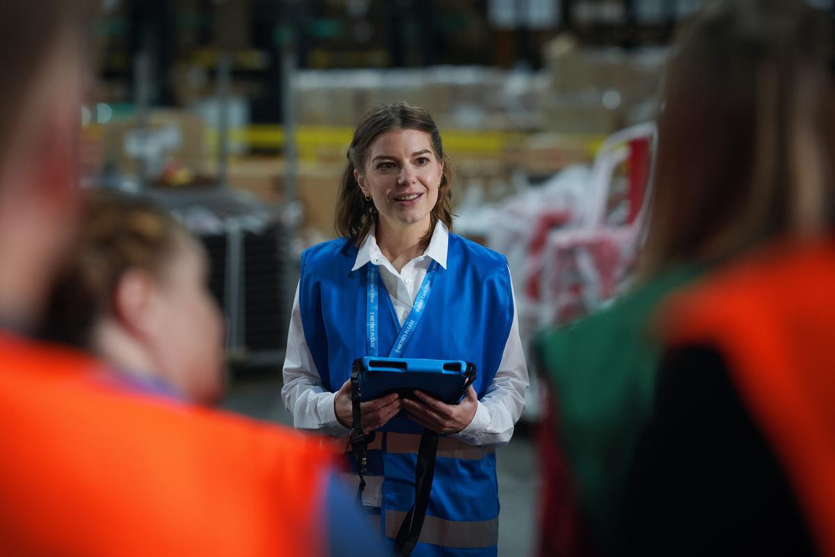 Megan (Aimee-Ffion Edwards) llega al almacén para trabajar como un mando intermedio.