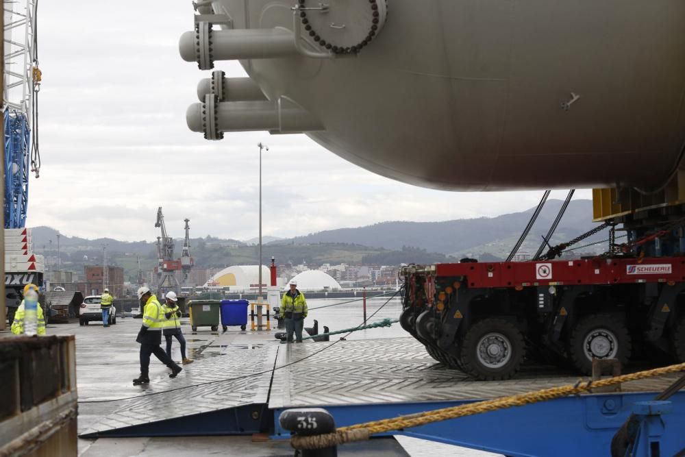 La espectacular carga de un barco corta la navegac