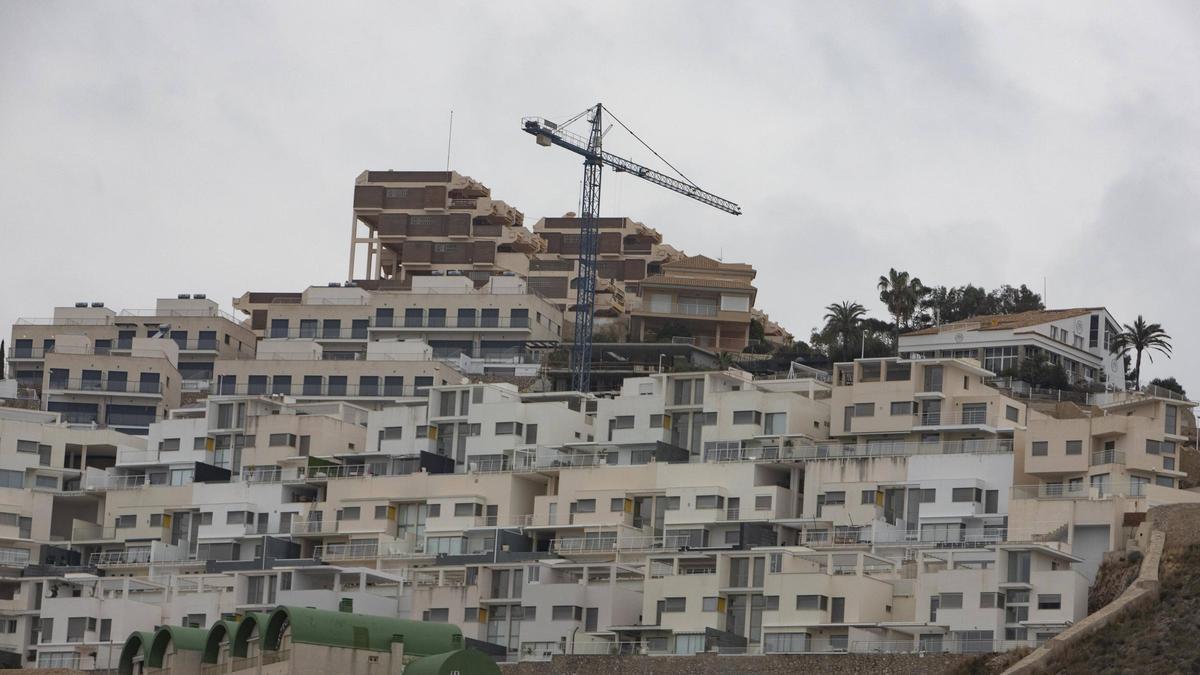 Apartamentos construidos en la ladera de la montaña