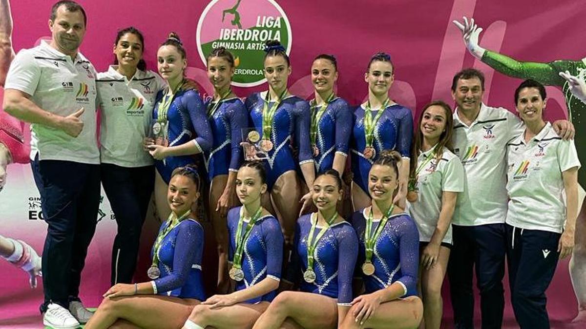 gimnasia artística. gimnastas y técnicos del Xelska posan con su plata tras la cita de Gironella