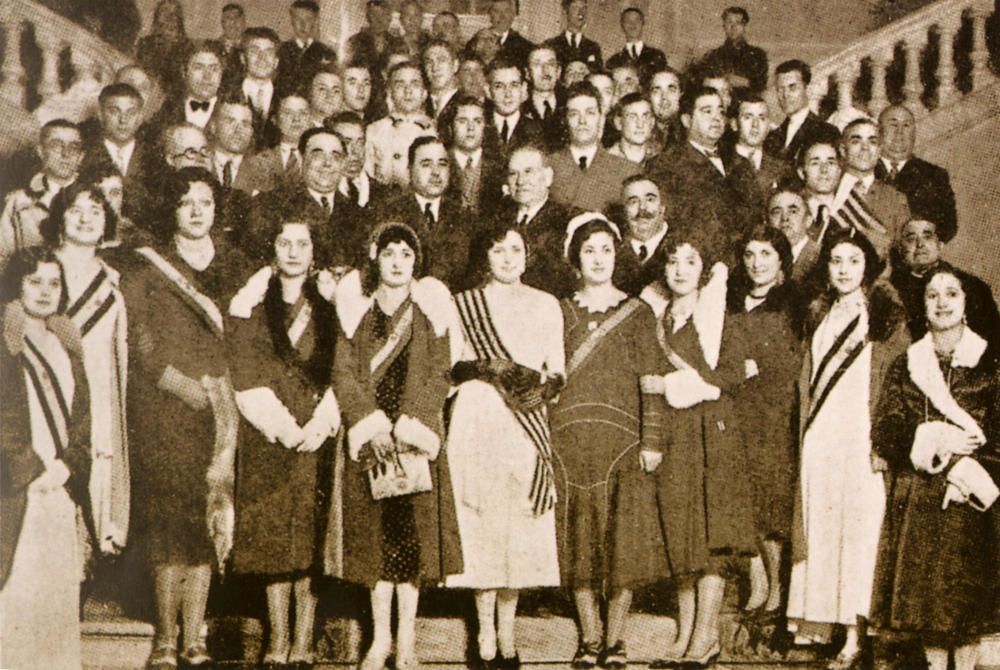 Foto de la época, con la «reina fallera» y su corte