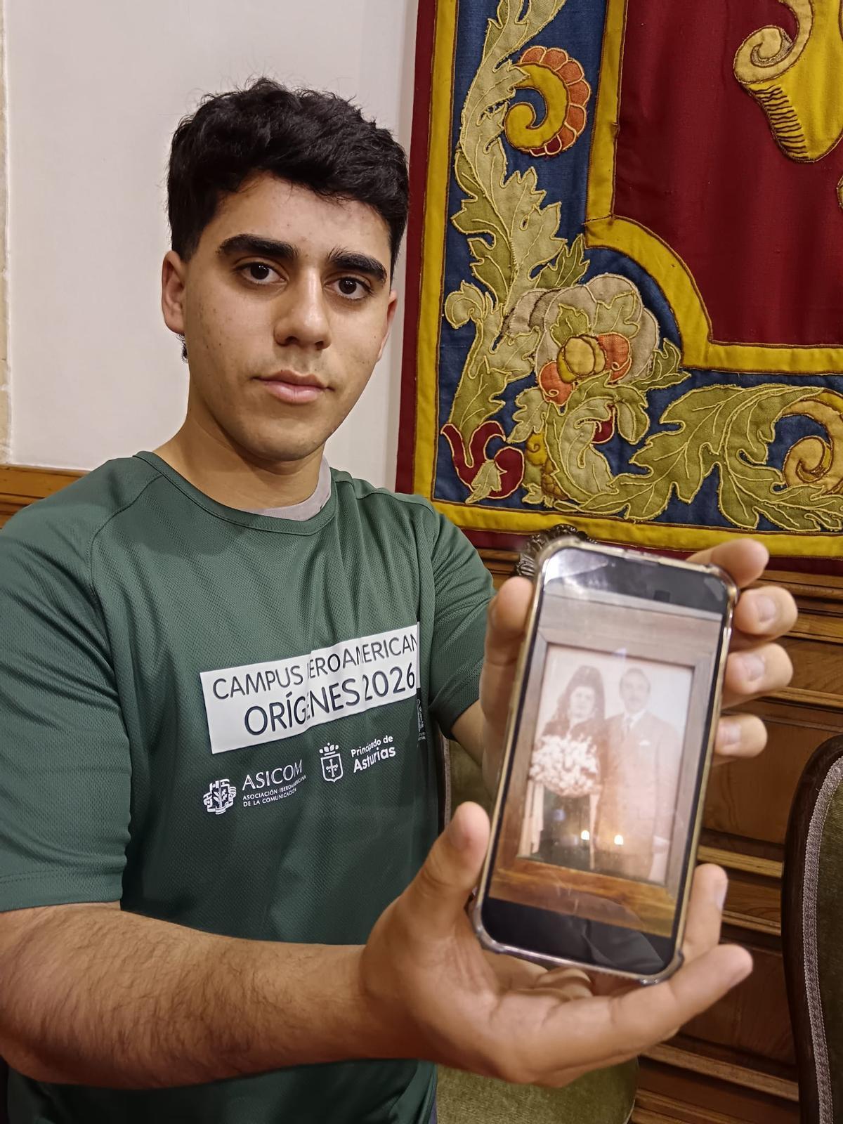Raimundo Quintanilla muestra la foto de la boda de sus bisabuelos.