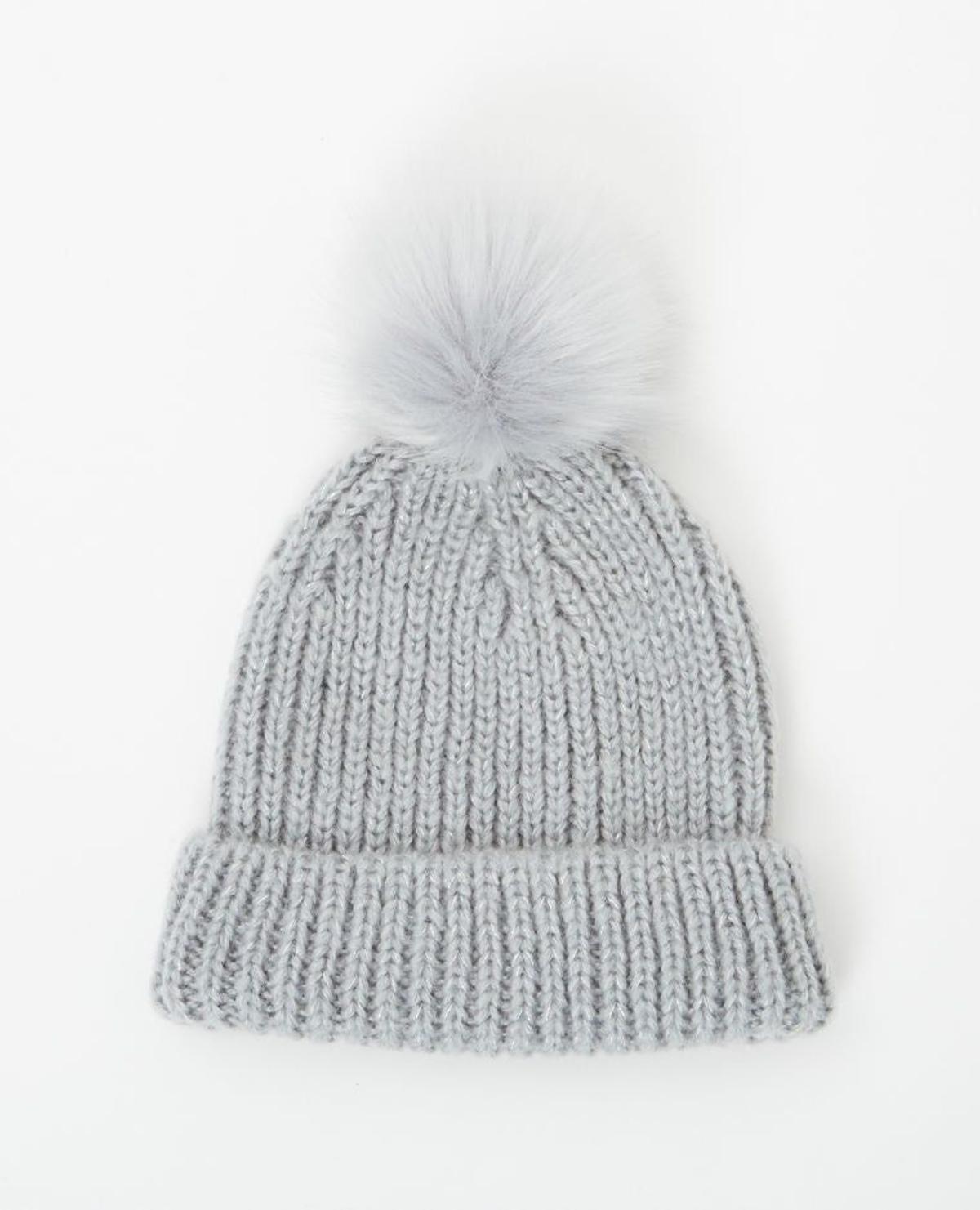 Gorro gris con pompón de Pimkie (Precio: 4 euros)