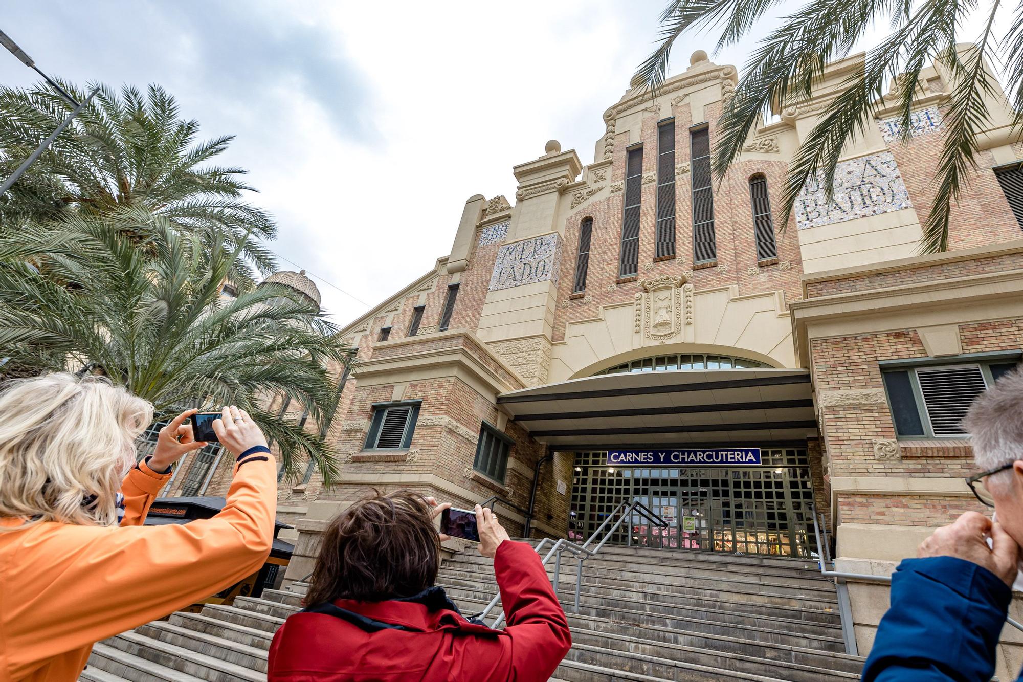 El rey Alfonso XIII puso en 1911 la primera piedra del recinto de abastos, que se inauguró en 1922, efeméride que se celebrará con diversas actividades. Actualmente mueve un negocio entre 30 y 40 millones al año. Los placeros preparan un market place para reparto a domicilio durante todo el día