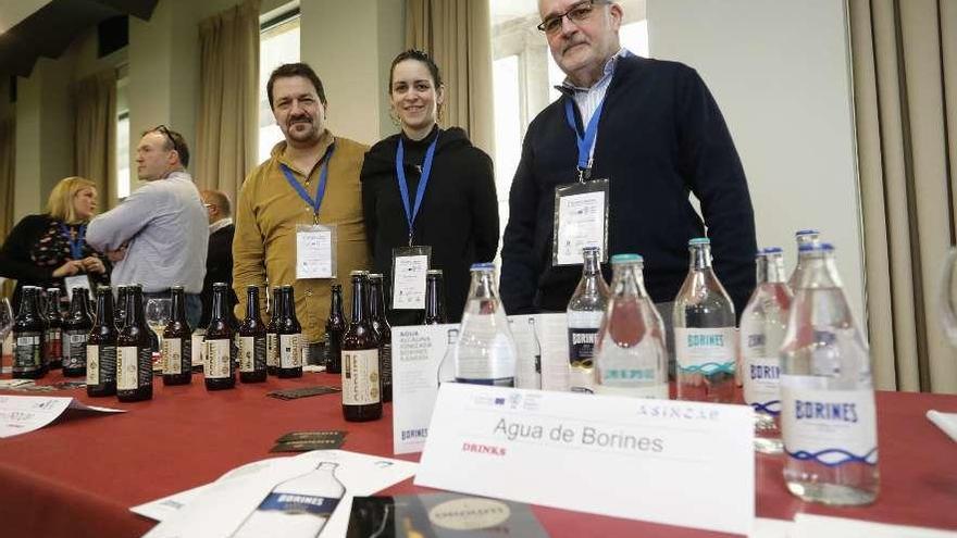 El stand de Agua de Borines, una de las marcas asturianas que participaron ayer en el encuentro en la Laboral.