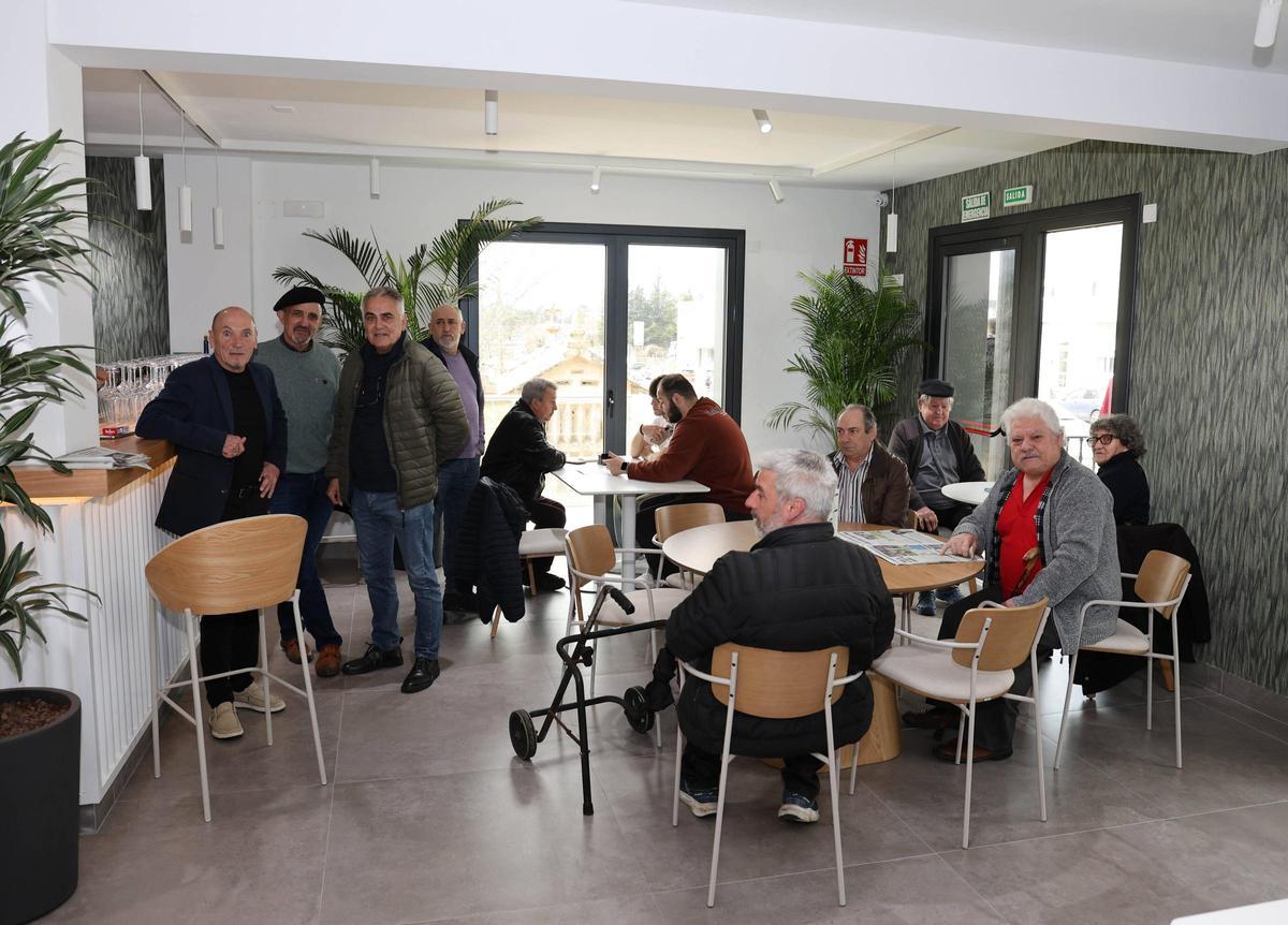Unas personas disfrutan de la cafetería, ayer, en la Casa da Cultura de Amoedo.