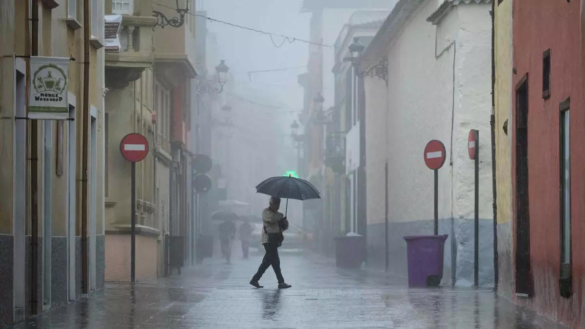 Un hombre pasea por el casco histórico de La Laguna durante la tormenta tropical Hermine.
