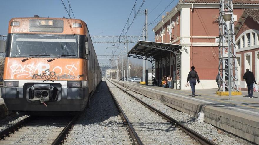 Tren de Renfe circulant per l&#039;estació de Sant Vicenç de Castellet