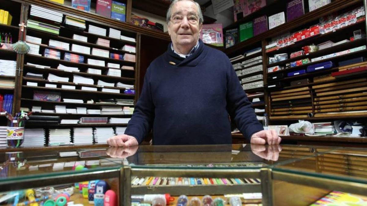 Foto de archivo del propietario de la mítica Papelería Compostela, Miguel González Abraldes