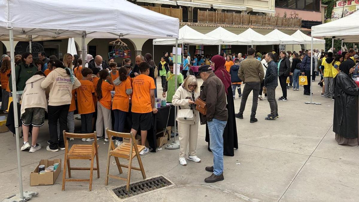 Parades de cooperatives a l'exterior del mercat Puigmercadal, a Manresa