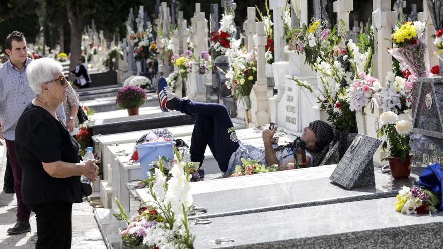 Dos formas de honrar a los muertos en el cementerio de Espinardo