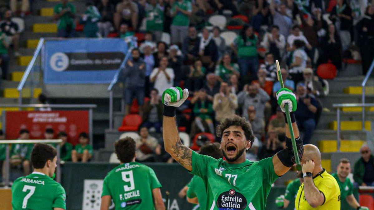 Ferruccio anima al público en un duelo ante el Lleida.