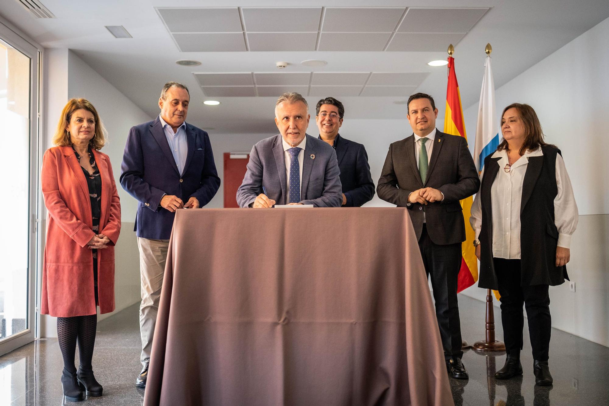 Torres y Martín visitan al Hospital del Sur