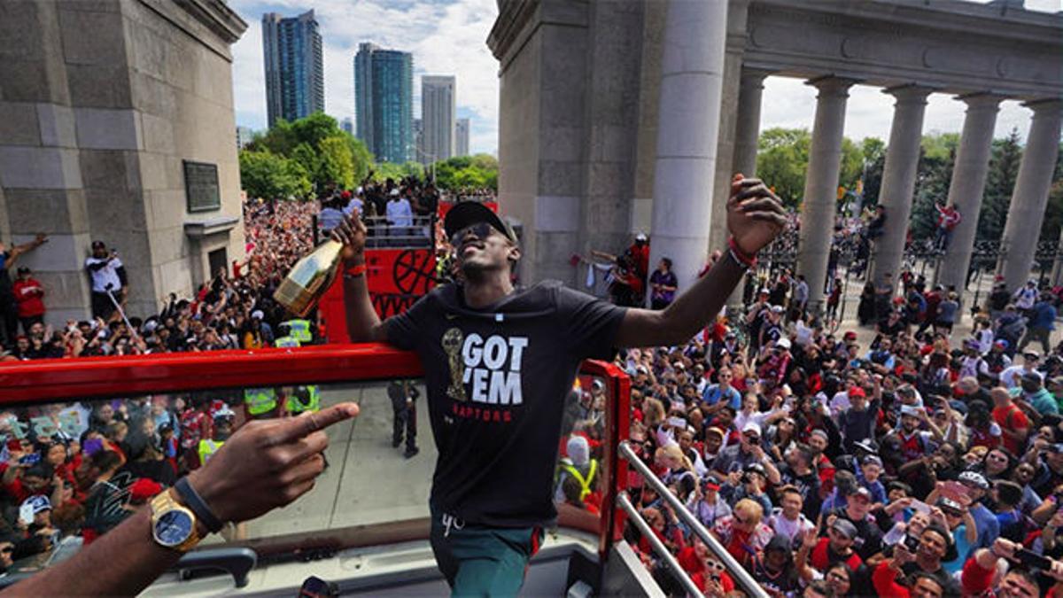 Los Raptors celebran en Toronto el título de la NBA ante miles de aficionados