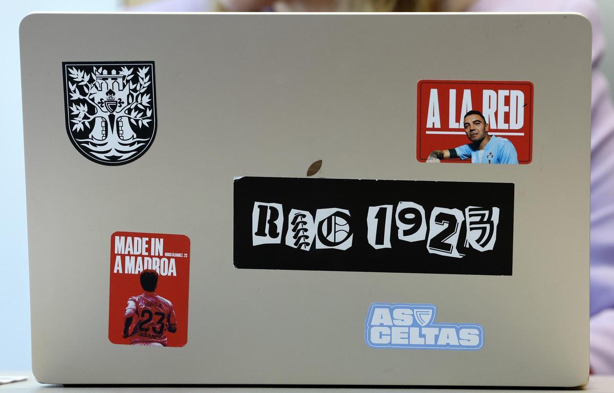El portátil de Marián Mouriño, presidenta del Real Club Celta de Vigo, lleno de pegatinas relacionadas con el club celeste