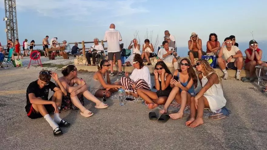 La cima del Puig de la Llorença, en Benitatxell, tomada por la eclipsemanía (vídeo)